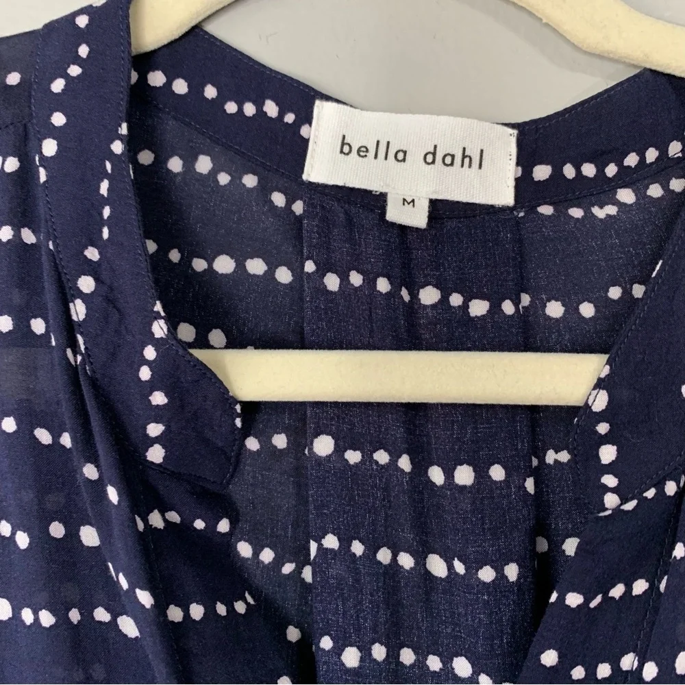 Bella Dahl navy and white polka dot rayon sleeveless button up blouse. Size M - Picture 3 of 10